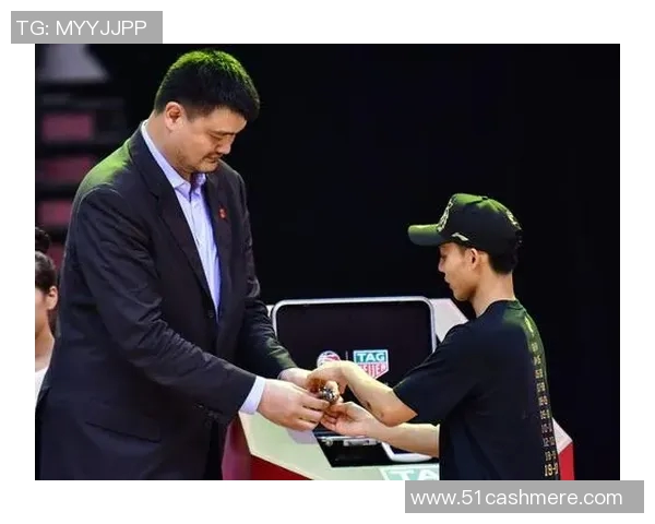 姚明颁奖时神情严肃引发热议为何没有展现笑容背后的故事