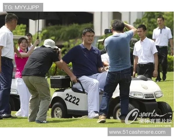 曾志伟与姚明的偶遇瞬间引发的篮球与娱乐界的奇妙交集 曾志伟与姚明的偶遇瞬间引发的篮球与娱乐界的奇妙交集